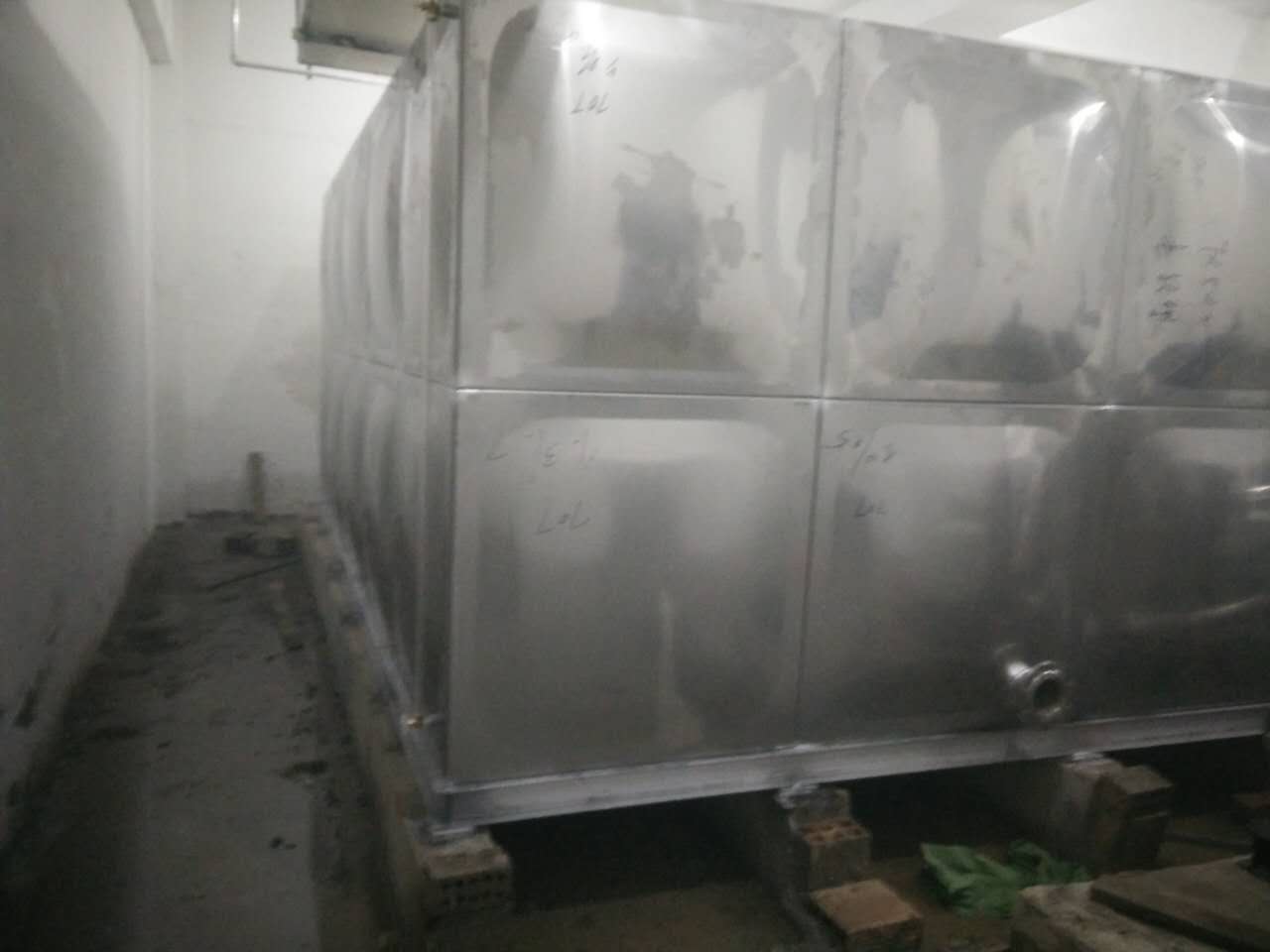 安徽省（shěng）宿州市碭山縣萬景觀（guān）邸小區70立方316L不鏽鋼水箱案例1622