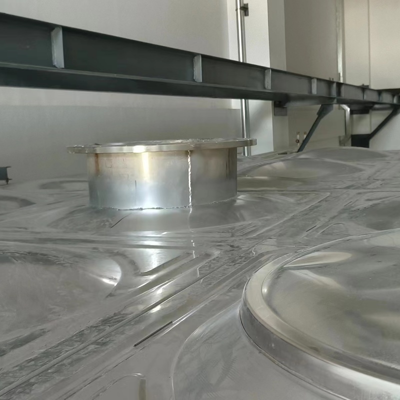 廊坊市固（gù）安縣航空降溫係統實驗（yàn）基地不（bú）鏽鋼水箱（xiāng）安裝完成